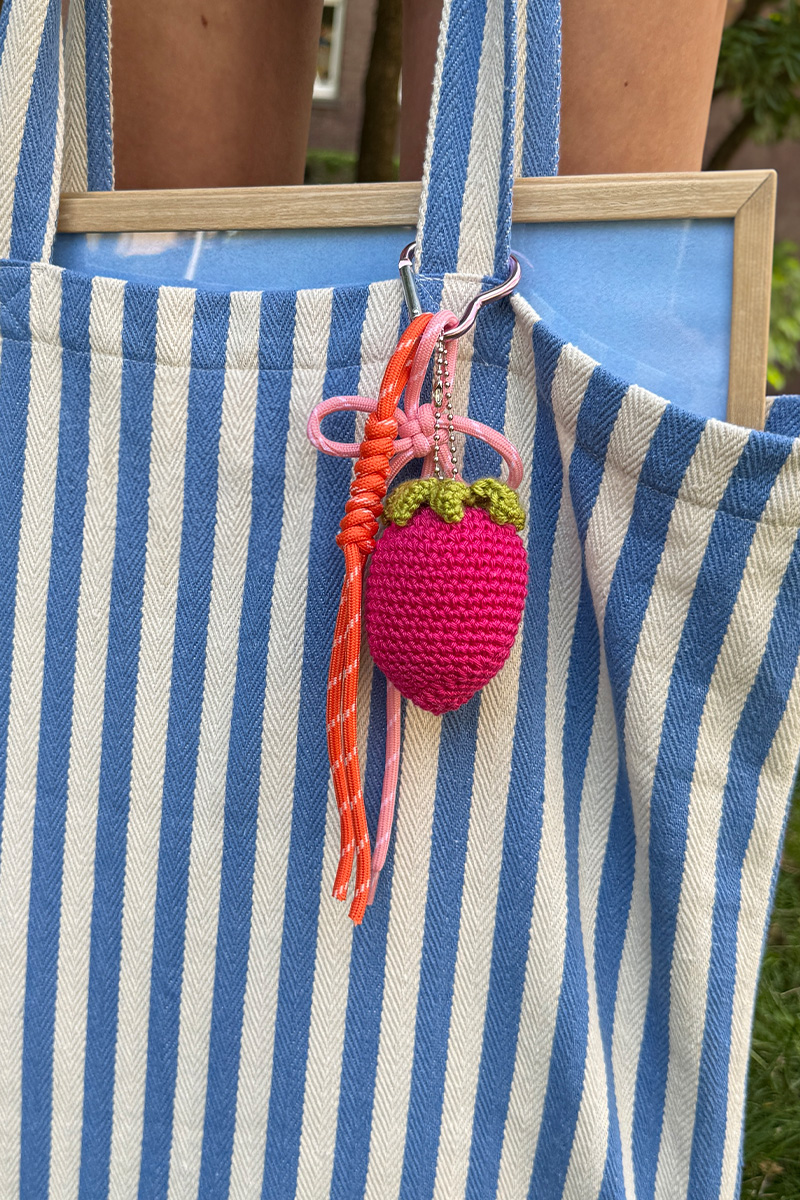 Bag charm aardbei felroze